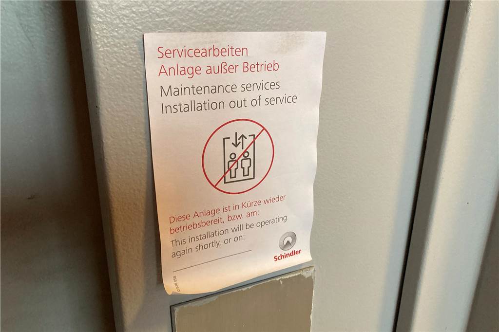 Ein Zettel neben einer Fahrstuhltür weist darauf hin, dass die Anlage außer Betrieb ist.