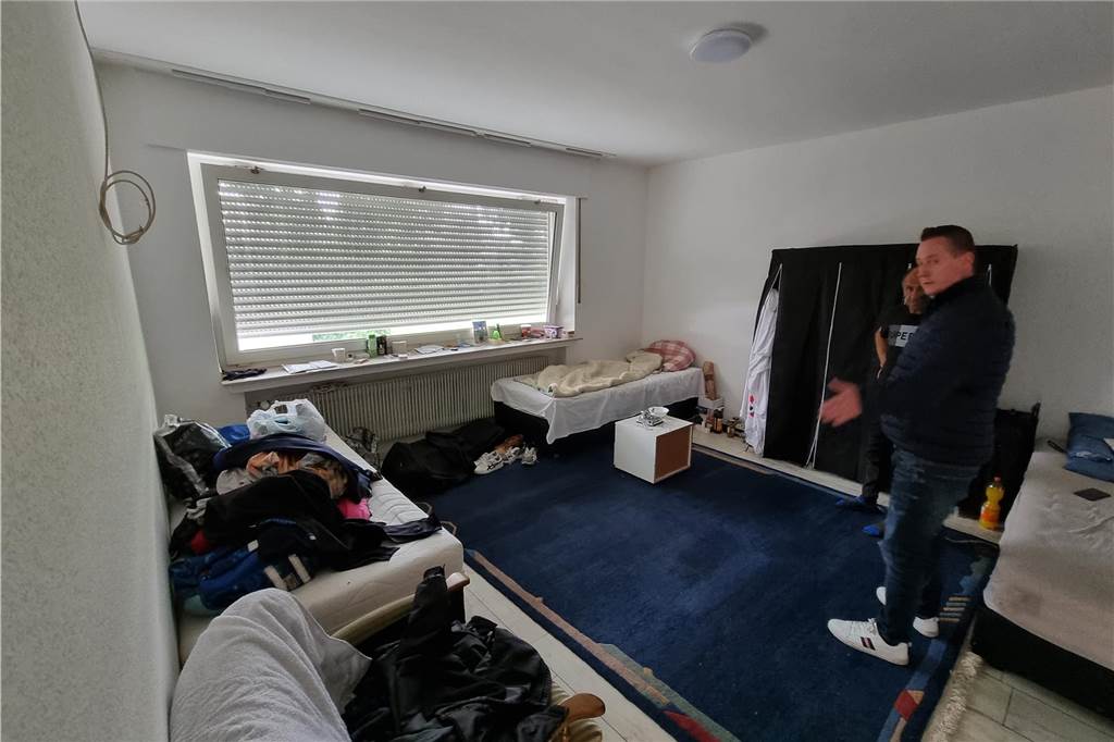 Zeitarbeitsfirma stellt sich Kritik: „Wirklichkeit wird verdreht“ Ein Zimmer in der Unterkunft in der Vennstraße. Zwar sind die Heizungen bis zum Anschlag aufgedreht, aber ansonsten gibt es nichts zu kritisieren.