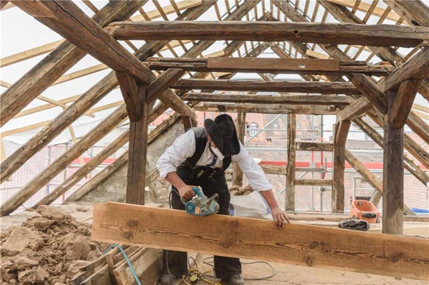 Handwerk boomt: Rekordstände bei Auslastung Ein Zimmermannsgeselle während der Arbeit. Das deutsche Handwerk boomt. Foto: Nicolas Armer