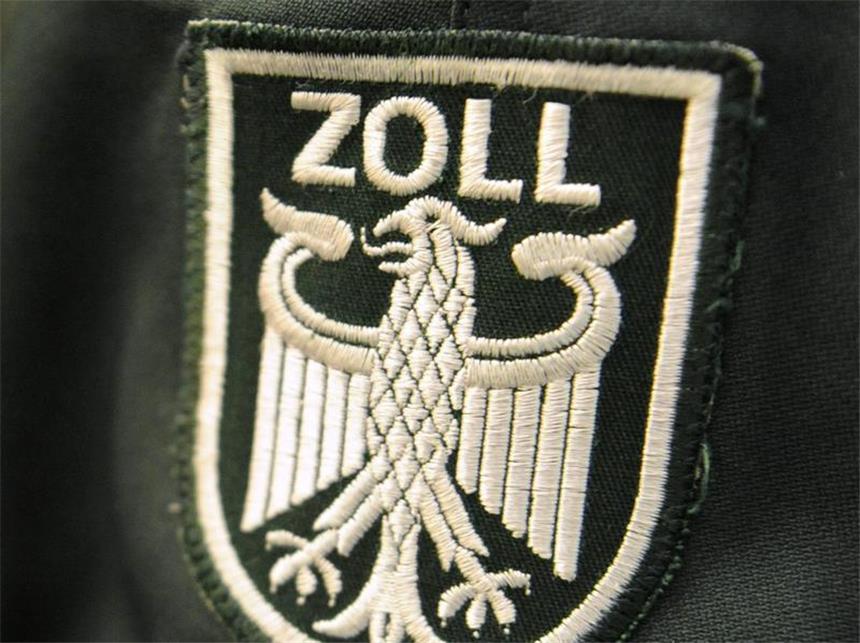 Zoll beschlagnahmt weniger Markenfälschungen Ein Zollwappen an einer Uniformjacke: Im Jahr 2010 nahm der Zoll rund 112 Milliarden Euro ein.