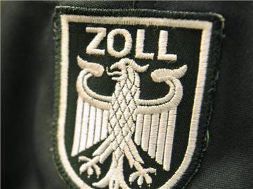 Ein Zollwappen an einer Uniformjacke: Im Jahr 2010 nahm der Zoll rund 112 Milliarden Euro ein.