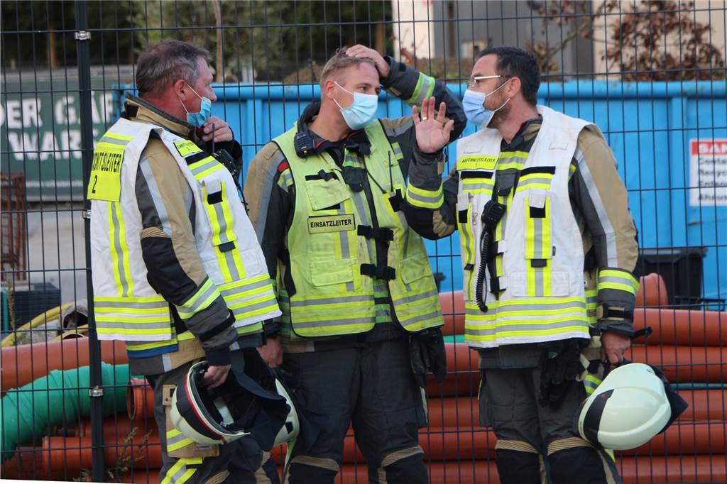Mit Video: Menschen in Gefahr – Feuerwehrleute in verrauchter Halle aktiv Ein zufriedenes Fazit zog Einsatzleiter Dominik Hörst (M.) gemeinsam mit den Abschnittsleitern.