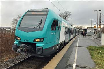 Ein Zug der Eurobahn fuhr am 19. Februar über Betonplatten, die Unbekannte auf die Gleise gelegt hatten.