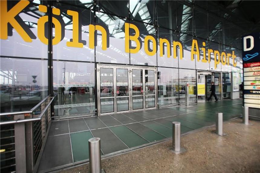 Laschet schließt Verkauf von Flughafen-Anteilen aus Ein Zugang zum Flughafen Köln-Bonn. Foto: Oliver Berg/Archiv