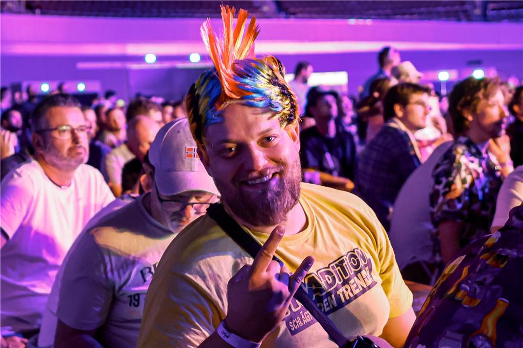 Ein Zuschauer verkleidete sich als Peter Wright, einer der größten Dart-Stars.