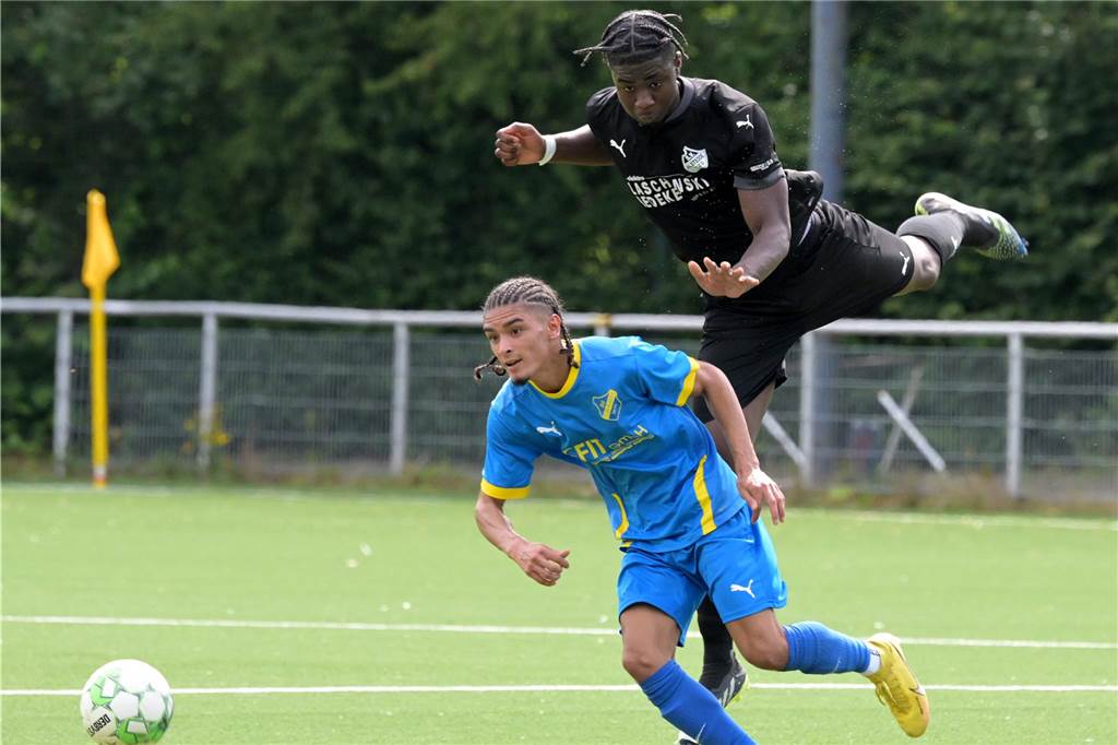Aufregung beim Bezirksliga-Derby : Spieler von BW Alstedde rassistisch beleidigt? Ein Zweikampf zwischen Diara (oben) und Kiymaz (unten) verursachte die Rudelbildung in der 61. Minute.