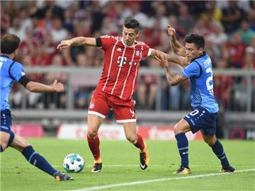 Ein Zweikampf zwischen Münchens Robert Lewandowski (M) und dem Leverkusener Charles Mariano Aranguiz (r) sorgte für den ersten Einsatz der Videobeweistechnik. Foto: Andreas Gebert