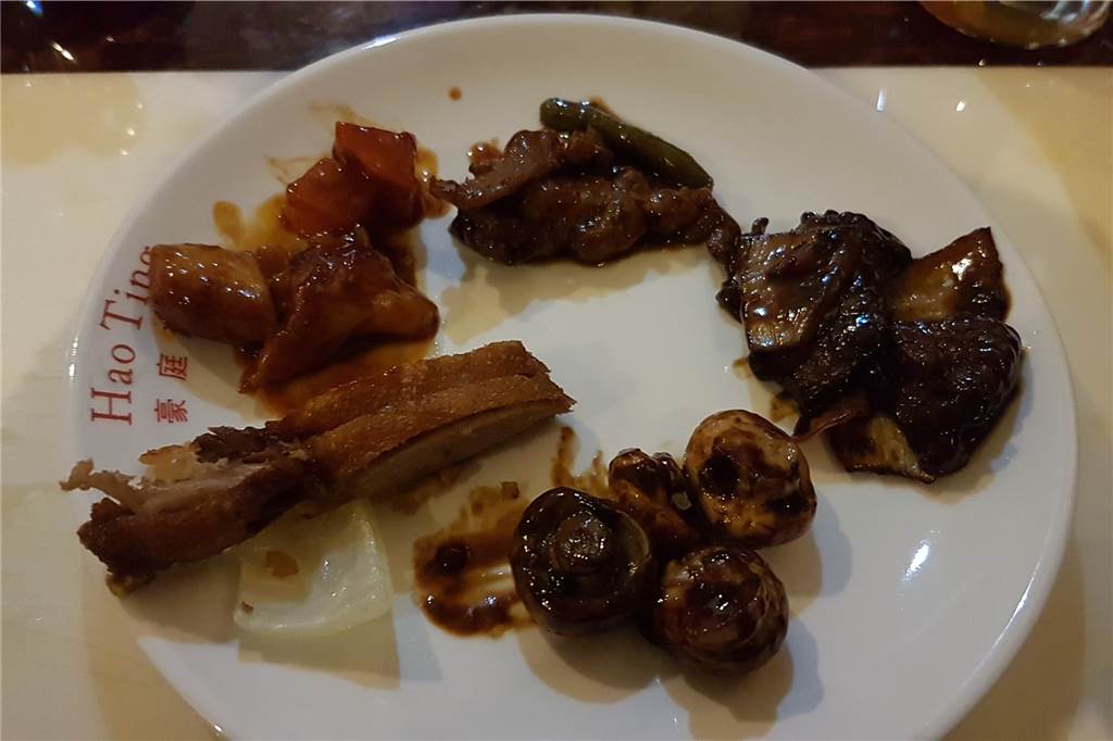 Einmal quer durch Asien am Büfett von Hao Ting Ein zweiter Gang vom chinesischen Büfett mit gebackener Ente, Huhn nach Szechuan Art, Pilzen nach Art des Hauses, Schweinefleisch mit Bohnen und „8 Kostbarkeiten“.