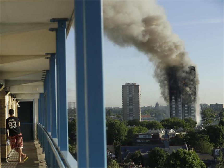 Zwölf Tote bei Feuerdrama in Londoner Hochhaus Ein Anwohner beobachtet den Brand. Foto: Matt Dunham