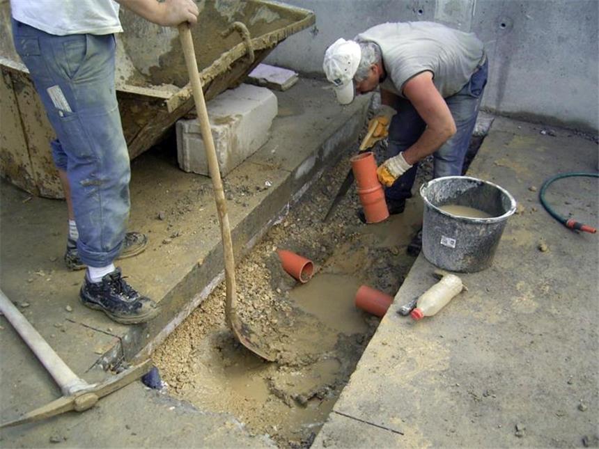 Bauen auf sicherem Terrain - Baugrundgutachten lohnt sich Ein Baugrundgutachten bringt zum Beispiel zutage, ob eine besondere Drainage nötig ist. Foto: Verband Privater Bauherren (VPB)