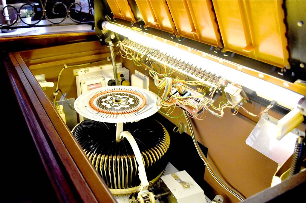 Über 40 Jahre alte Musikbox erwacht bei Bredeck-Bakker zu neuem Leben Einblicke in fast 50 Jahre alte Technik: 40 Single-Platten können in dem Plattenkarussell der Wurlitzer Tarock einsortiert werden. Bei zwei Seiten pro Platte hat das Gerät also bis zu 80 Titel für die Gäste bereit gehalten.