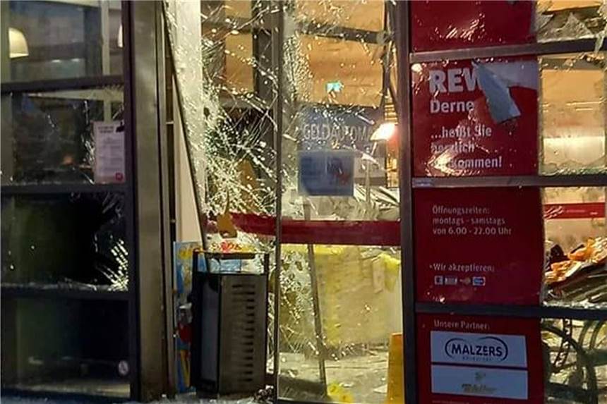 Einbrecher sprengen Geldautomaten in Dortmund: Täter flüchtig Einbrecher haben in der Nacht von Mittwoch auf Donnerstag einen Geldautomaten im Rewe-Supermarkt in Derne gesprengt. Die Explosion hat deutliche Schäden hinterlassen.