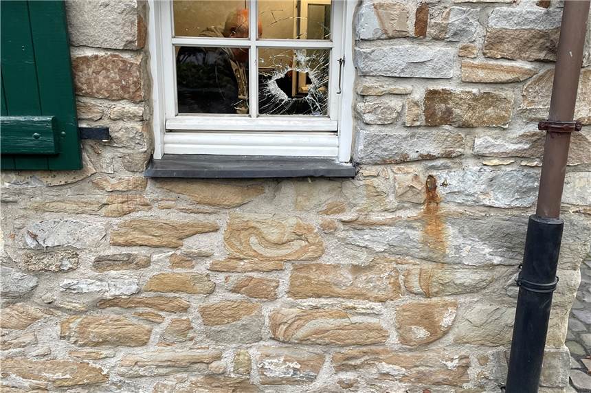 Einbruch in Schlossmühle Lippholthausen: Schaden sorgt für Probleme Einbrecher haben zwei Fenster in der Schlossmühle Lippholthausen zertstört.