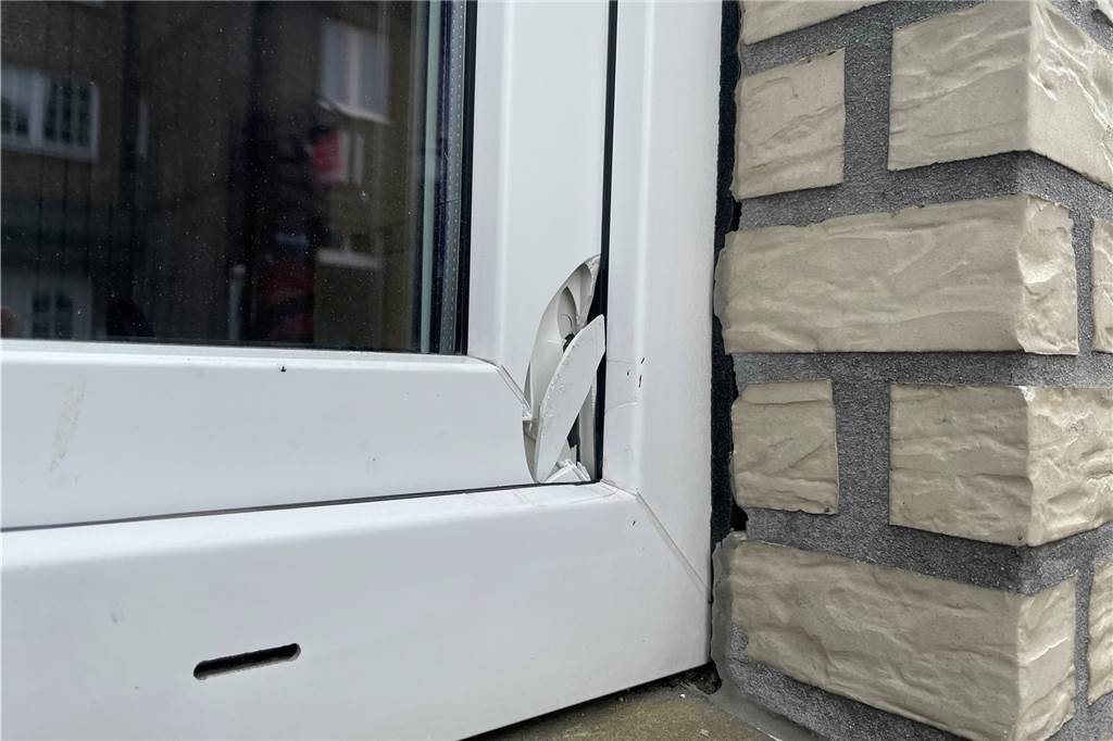 Einbruch in vier Lokale in Olfen: Polizei schnappt Verdächtigen am Tatort Einbrecher sind in das Eiscafe de Bona eingebrochen. Sie haben ein Fenster eingeschlagen und eines aufgebrochen. Beute machten sie nicht.