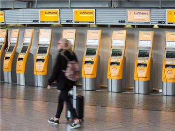 Einchecken leider nicht möglich: Bei der Lufthansa wird gestreikt. Passagiere haben aber Anspruch auf eine Ersatzbeförderung. Foto: Frank Rumpenhorst