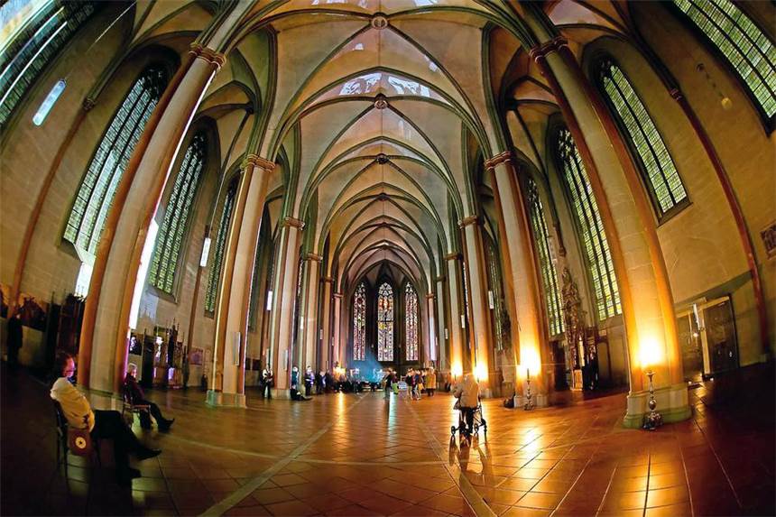 Der Denkmaltag wird bunt Eindrucksvoll strahlt die Überwasserkirche in Münster mit ihren bunten Fenstern. Unser Archivbild zeigt sie ohne Bänke. Die stehen längst wieder. Wie die Generalüberholung der Kirche fortschreitet, kann man beim Denkmaltag sehen.
