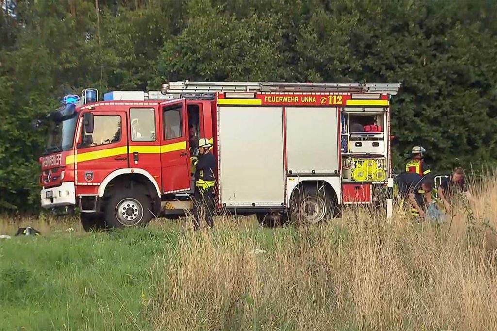 Feuerwehreinsatzkräfte an der Unfallstelle im Kreuz Dortmund/Unna von A44 und A1.