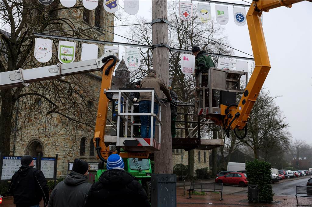 Wappenbaum abgebaut: Ob es ein neues Wahrzeichen geben wird, bleibt offen Eindrücke vom Abbau des Wappenbaums in Kirchhellen