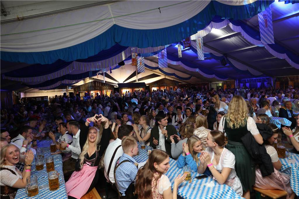 Oktoberfest: Hunderte Gäste feiern ausgelassen auf Schlingermanns Weide Eindrücke vom Ascheberger Oktoberfest am Samstag (12. Oktober).
