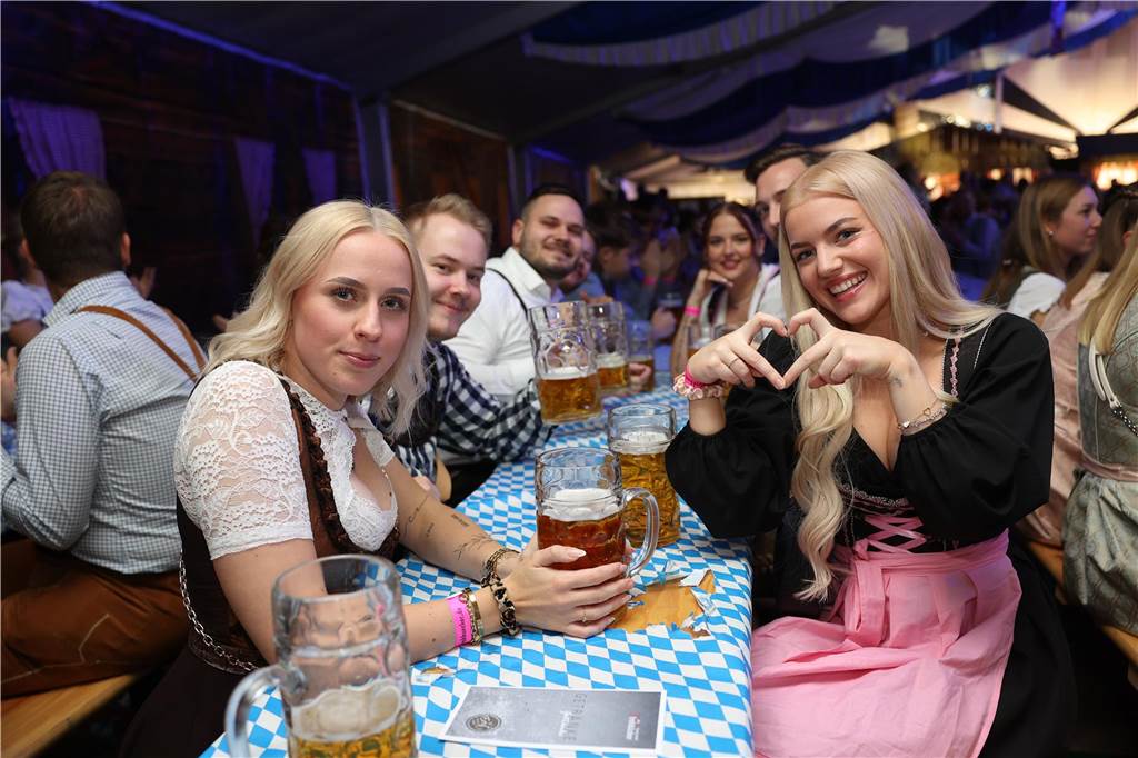 Oktoberfest: Hunderte Gäste feiern ausgelassen auf Schlingermanns Weide Eindrücke vom Ascheberger Oktoberfest am Samstag (12. Oktober).