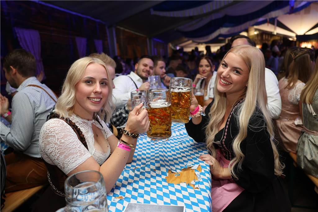 Oktoberfest: Hunderte Gäste feiern ausgelassen auf Schlingermanns Weide Eindrücke vom Ascheberger Oktoberfest am Samstag (12. Oktober).