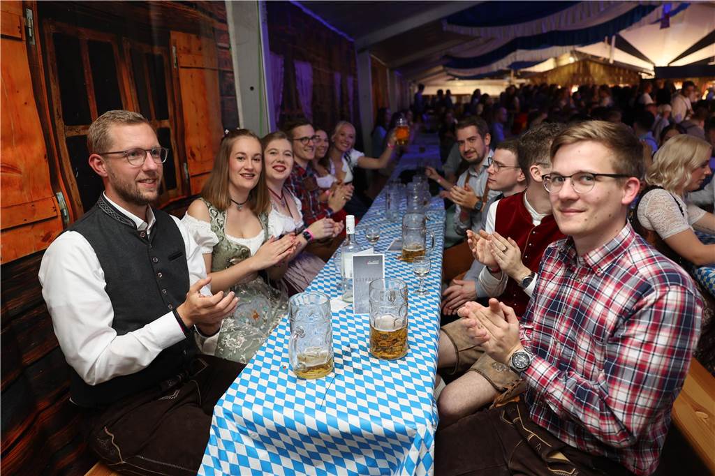 Oktoberfest: Hunderte Gäste feiern ausgelassen auf Schlingermanns Weide Eindrücke vom Ascheberger Oktoberfest am Samstag (12. Oktober).