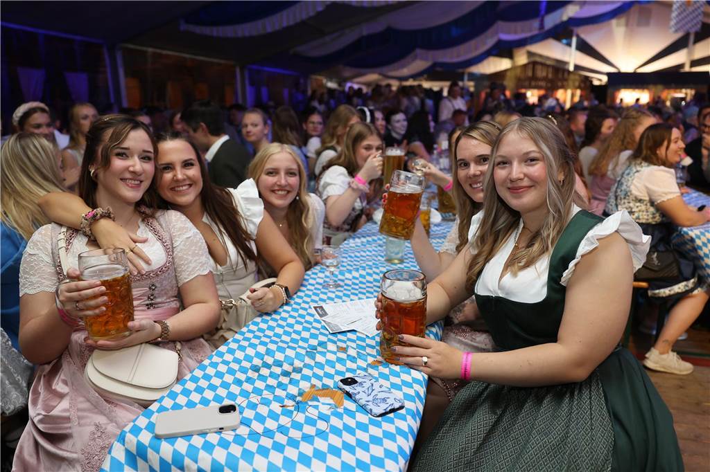 Oktoberfest: Hunderte Gäste feiern ausgelassen auf Schlingermanns Weide Eindrücke vom Ascheberger Oktoberfest am Samstag (12. Oktober).