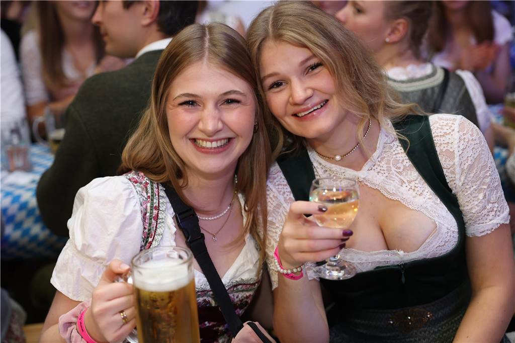 Oktoberfest: Hunderte Gäste feiern ausgelassen auf Schlingermanns Weide Eindrücke vom Ascheberger Oktoberfest am Samstag (12. Oktober).