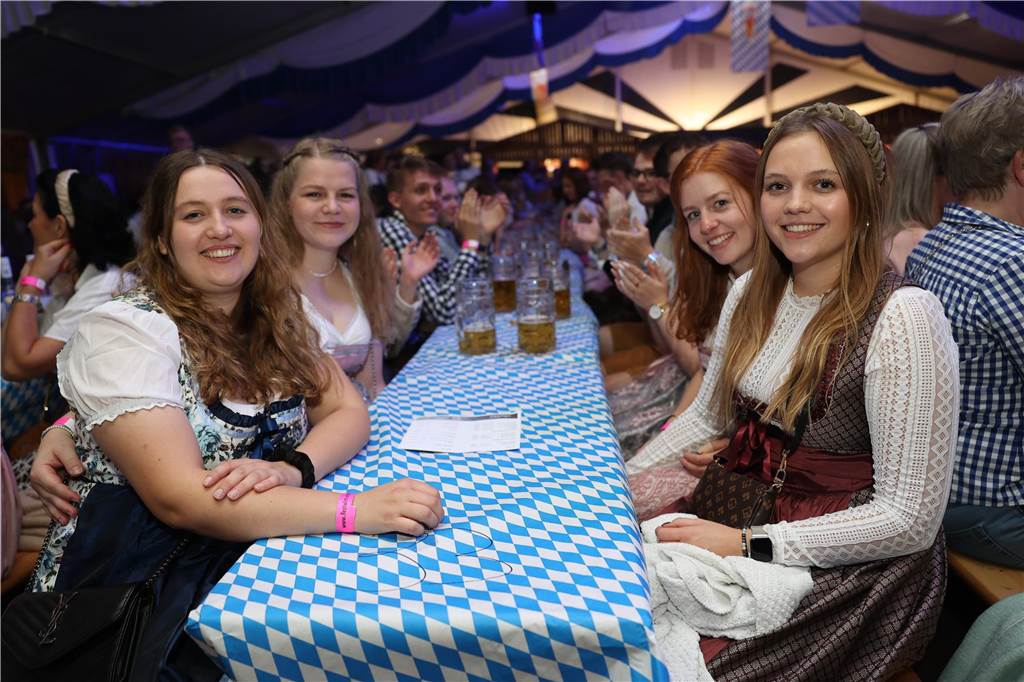 Oktoberfest: Hunderte Gäste feiern ausgelassen auf Schlingermanns Weide Eindrücke vom Ascheberger Oktoberfest am Samstag (12. Oktober).