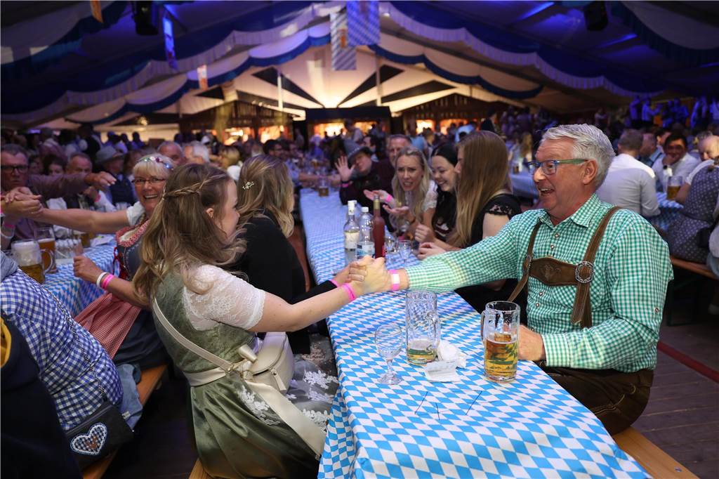 Oktoberfest: Hunderte Gäste feiern ausgelassen auf Schlingermanns Weide Eindrücke vom Ascheberger Oktoberfest am Samstag (12. Oktober).