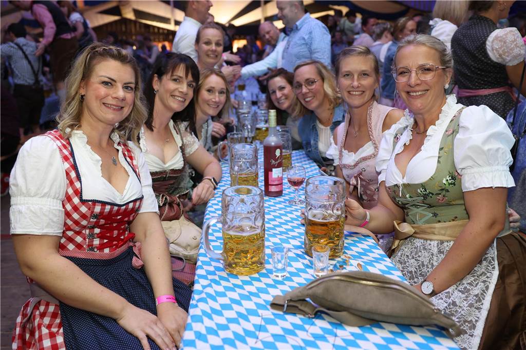 Oktoberfest: Hunderte Gäste feiern ausgelassen auf Schlingermanns Weide Eindrücke vom Ascheberger Oktoberfest am Samstag (12. Oktober).