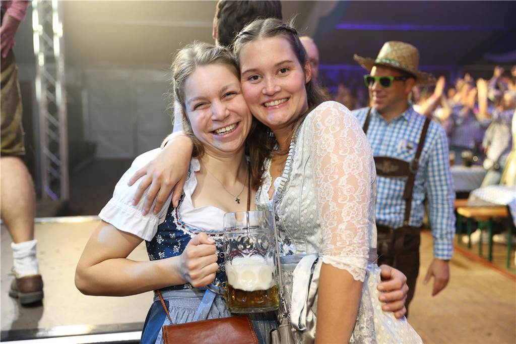 Oktoberfest: Hunderte Gäste feiern ausgelassen auf Schlingermanns Weide Eindrücke vom Ascheberger Oktoberfest am Samstag (12. Oktober).