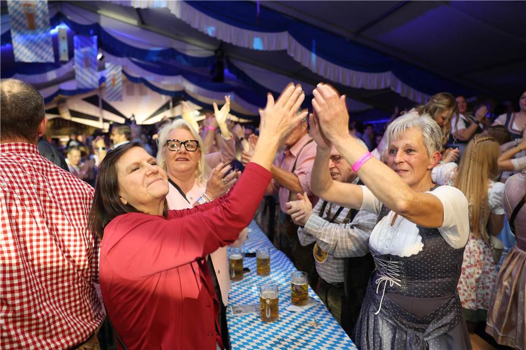 Oktoberfest: Hunderte Gäste feiern ausgelassen auf Schlingermanns Weide Eindrücke vom Ascheberger Oktoberfest am Samstag (12. Oktober).