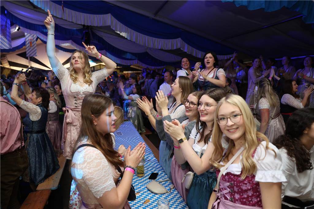 Oktoberfest: Hunderte Gäste feiern ausgelassen auf Schlingermanns Weide Eindrücke vom Ascheberger Oktoberfest am Samstag (12. Oktober).