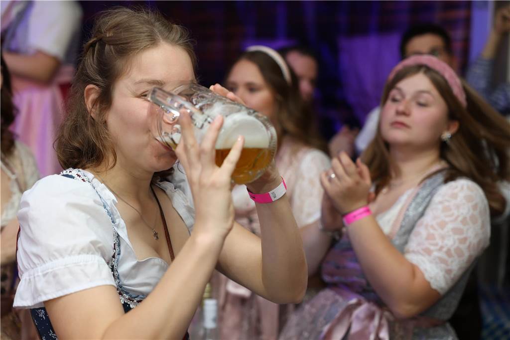 Oktoberfest: Hunderte Gäste feiern ausgelassen auf Schlingermanns Weide Eindrücke vom Ascheberger Oktoberfest am Samstag (12. Oktober).