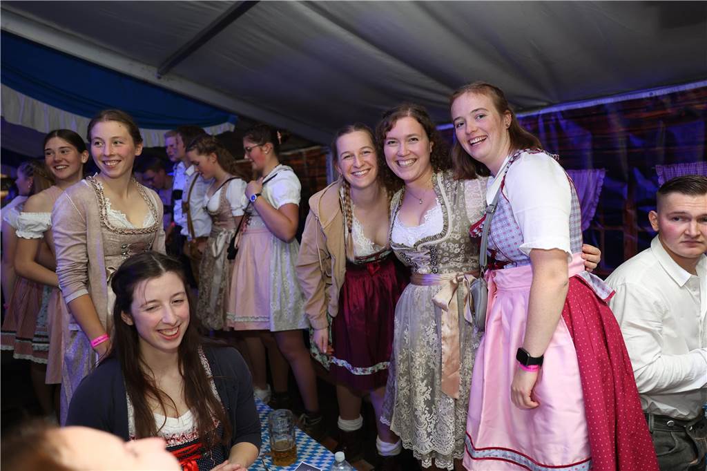 Oktoberfest: Hunderte Gäste feiern ausgelassen auf Schlingermanns Weide Eindrücke vom Ascheberger Oktoberfest am Samstag (12. Oktober).