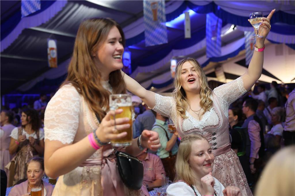 Oktoberfest: Hunderte Gäste feiern ausgelassen auf Schlingermanns Weide Eindrücke vom Ascheberger Oktoberfest am Samstag (12. Oktober).