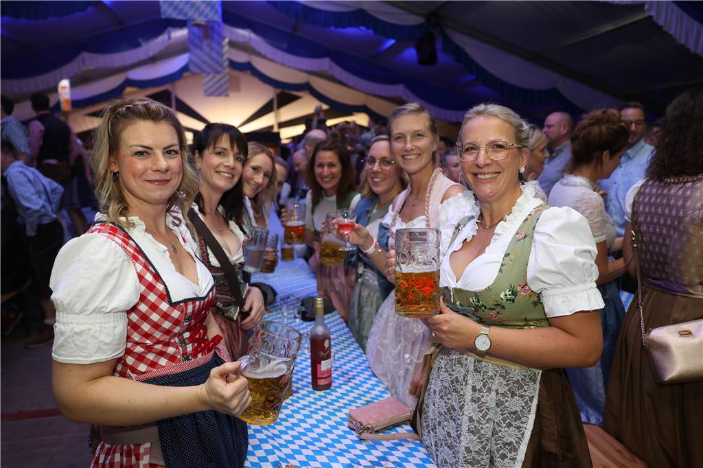 Oktoberfest: Hunderte Gäste feiern ausgelassen auf Schlingermanns Weide Eindrücke vom Ascheberger Oktoberfest am Samstag (12. Oktober).
