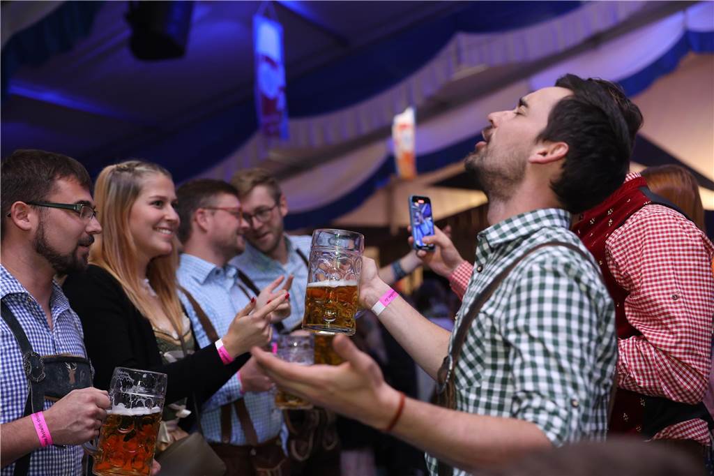 Oktoberfest: Hunderte Gäste feiern ausgelassen auf Schlingermanns Weide Eindrücke vom Ascheberger Oktoberfest am Samstag (12. Oktober).