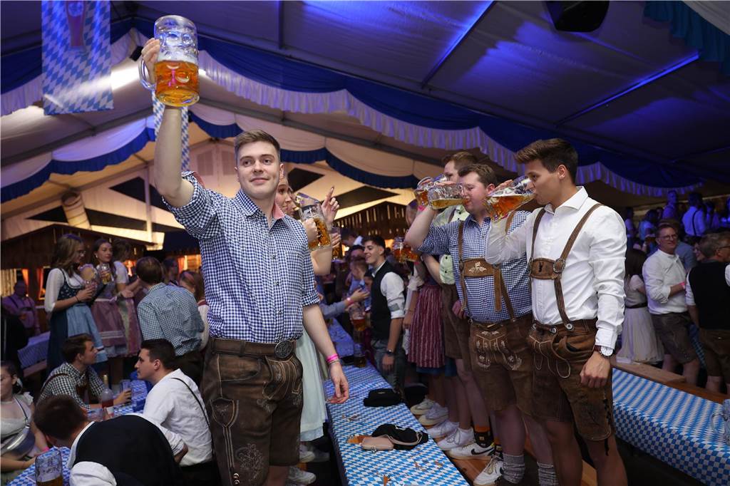 Oktoberfest: Hunderte Gäste feiern ausgelassen auf Schlingermanns Weide Eindrücke vom Ascheberger Oktoberfest am Samstag (12. Oktober).