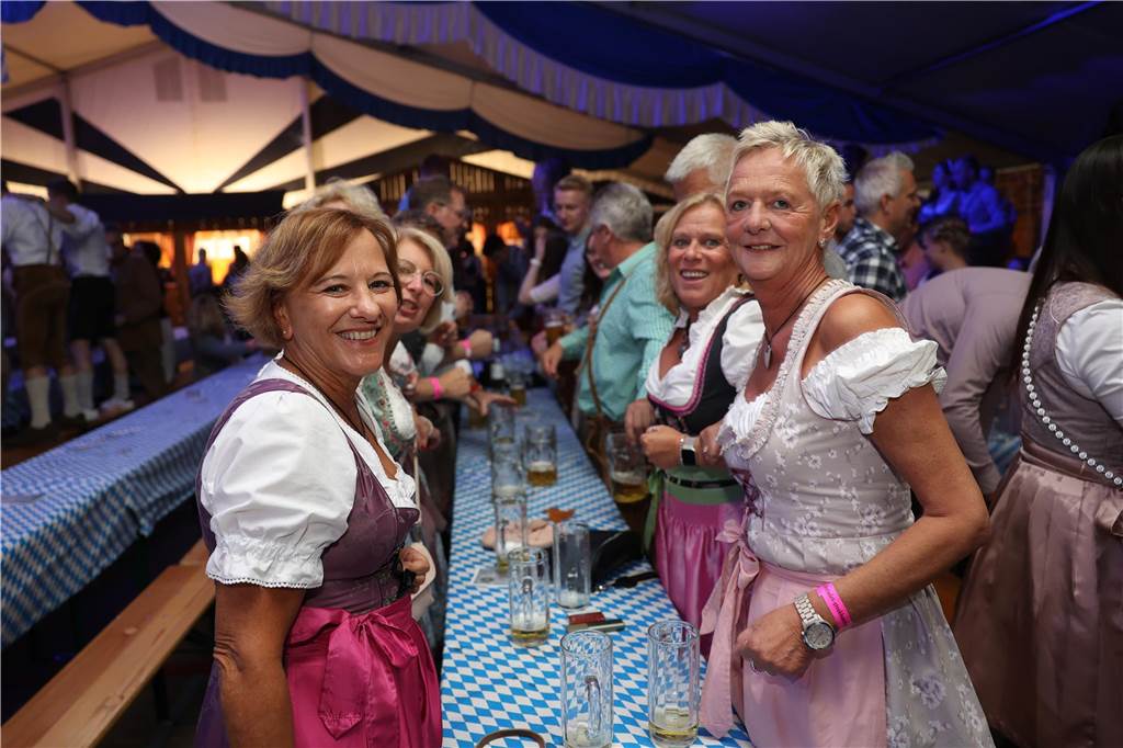 Oktoberfest: Hunderte Gäste feiern ausgelassen auf Schlingermanns Weide Eindrücke vom Ascheberger Oktoberfest am Samstag (12. Oktober).