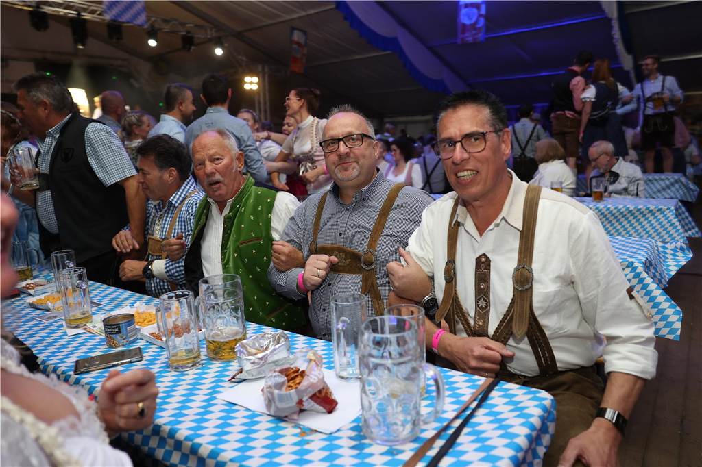 Oktoberfest: Hunderte Gäste feiern ausgelassen auf Schlingermanns Weide Eindrücke vom Ascheberger Oktoberfest am Samstag (12. Oktober).