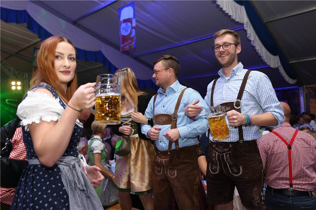 Oktoberfest: Hunderte Gäste feiern ausgelassen auf Schlingermanns Weide Eindrücke vom Ascheberger Oktoberfest am Samstag (12. Oktober).