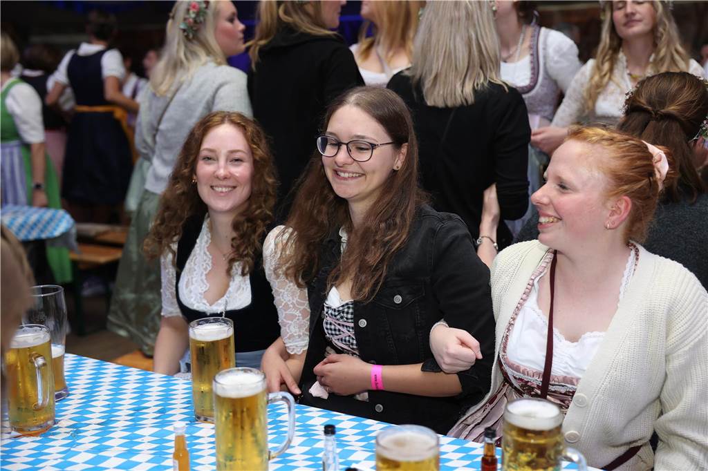 Oktoberfest: Hunderte Gäste feiern ausgelassen auf Schlingermanns Weide Eindrücke vom Ascheberger Oktoberfest am Samstag (12. Oktober).
