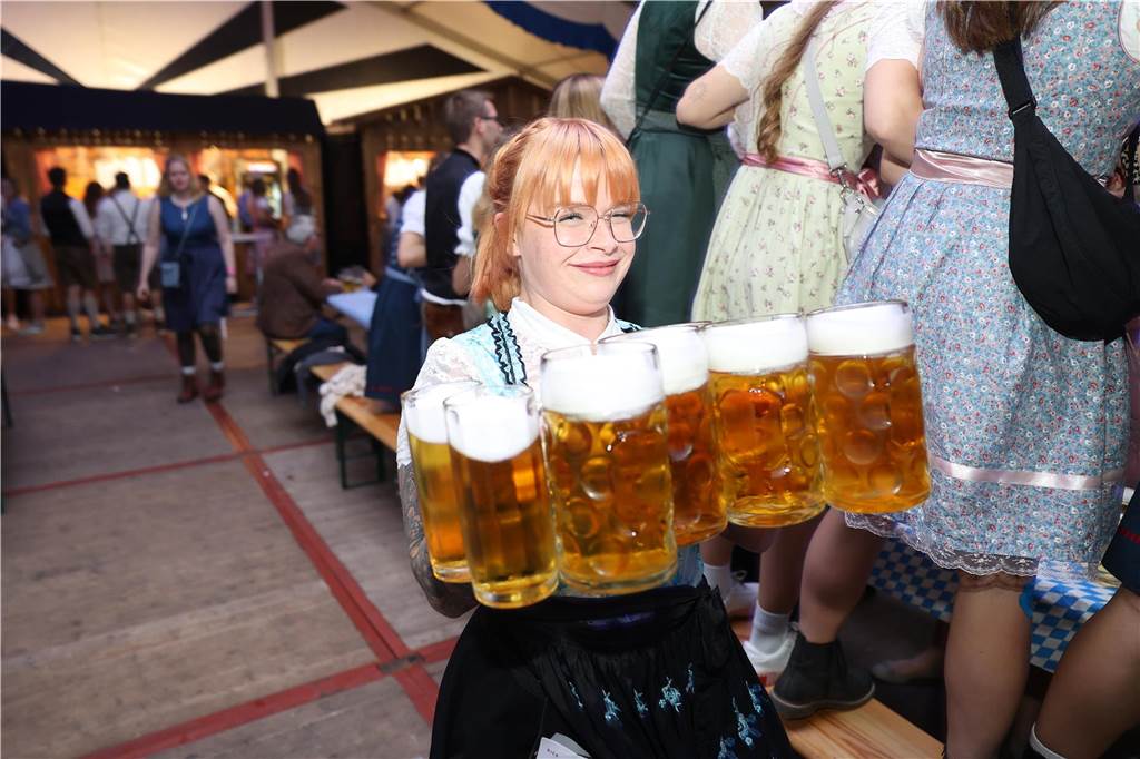 Oktoberfest: Hunderte Gäste feiern ausgelassen auf Schlingermanns Weide Eindrücke vom Ascheberger Oktoberfest am Samstag (12. Oktober).
