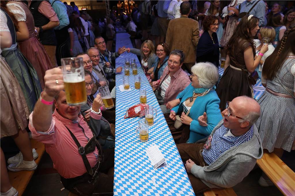 Oktoberfest: Hunderte Gäste feiern ausgelassen auf Schlingermanns Weide Eindrücke vom Ascheberger Oktoberfest am Samstag (12. Oktober).