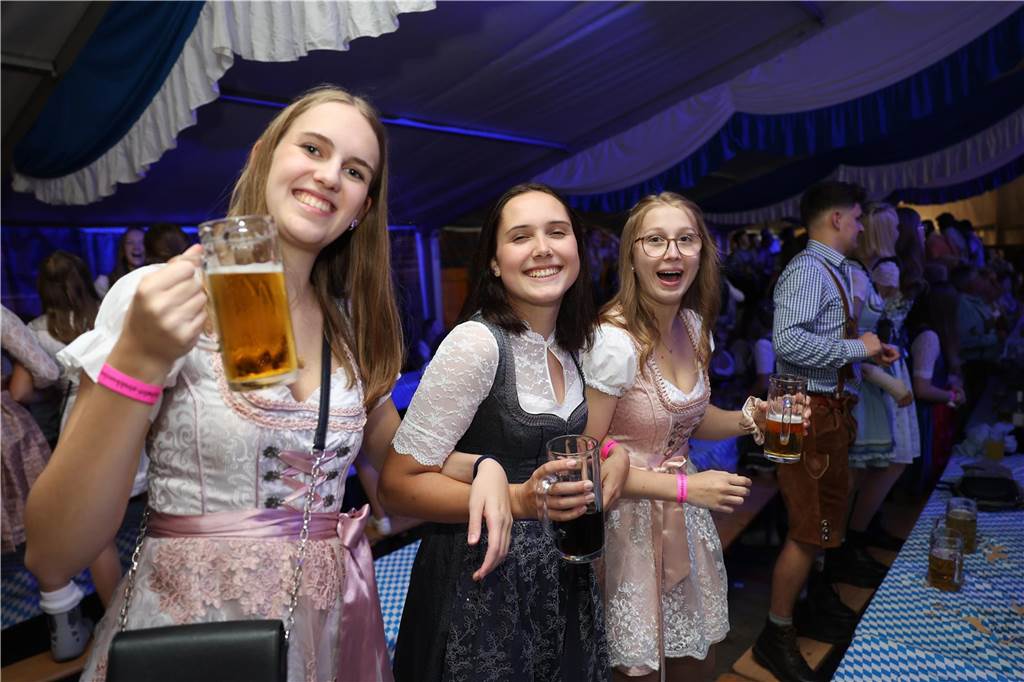 Oktoberfest: Hunderte Gäste feiern ausgelassen auf Schlingermanns Weide Eindrücke vom Ascheberger Oktoberfest am Samstag (12. Oktober).