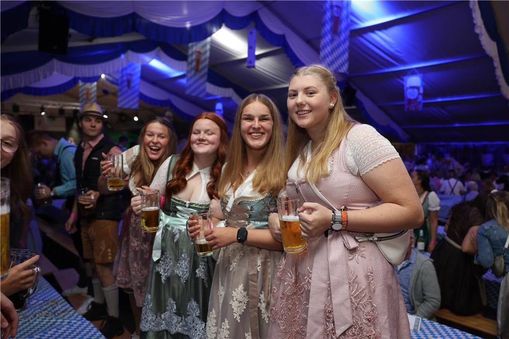 Oktoberfest: Hunderte Gäste feiern ausgelassen auf Schlingermanns Weide Eindrücke vom Ascheberger Oktoberfest am Samstag (12. Oktober).
