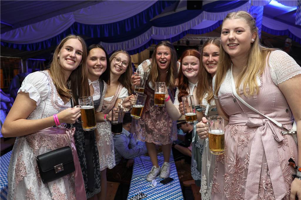 Oktoberfest: Hunderte Gäste feiern ausgelassen auf Schlingermanns Weide Eindrücke vom Ascheberger Oktoberfest am Samstag (12. Oktober).