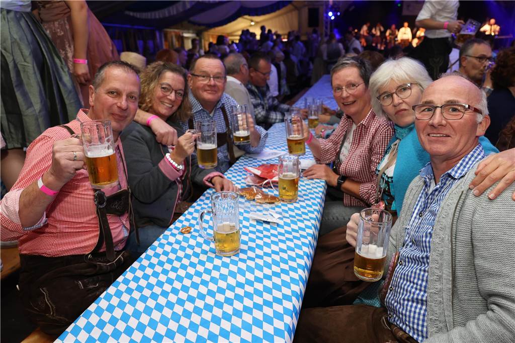 Oktoberfest: Hunderte Gäste feiern ausgelassen auf Schlingermanns Weide Eindrücke vom Ascheberger Oktoberfest am Samstag (12. Oktober).